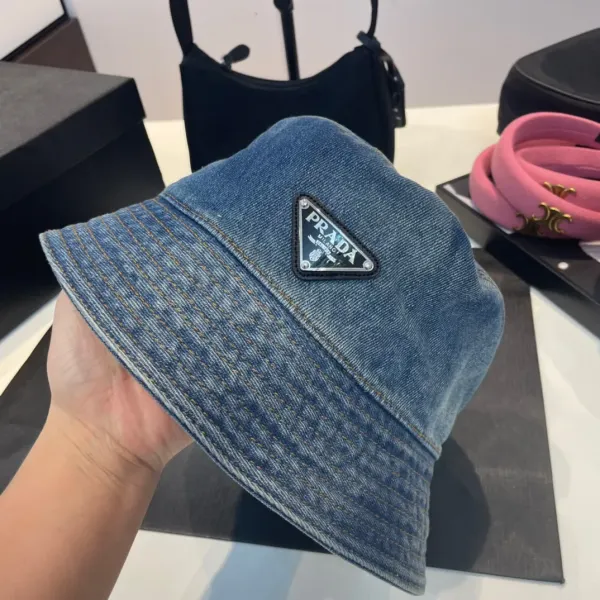 【2026】PRADA 春夏向けのタイダイデニムベースボールキャップとバケットハット