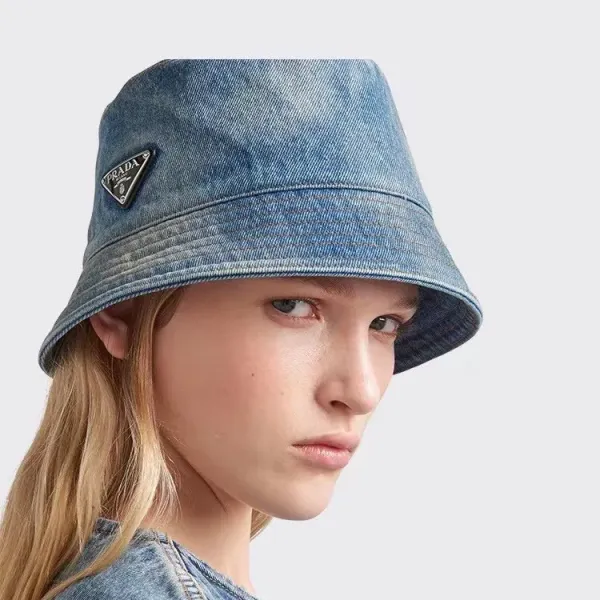 【2026】PRADA 春夏向けのタイダイデニムベースボールキャップとバケットハット