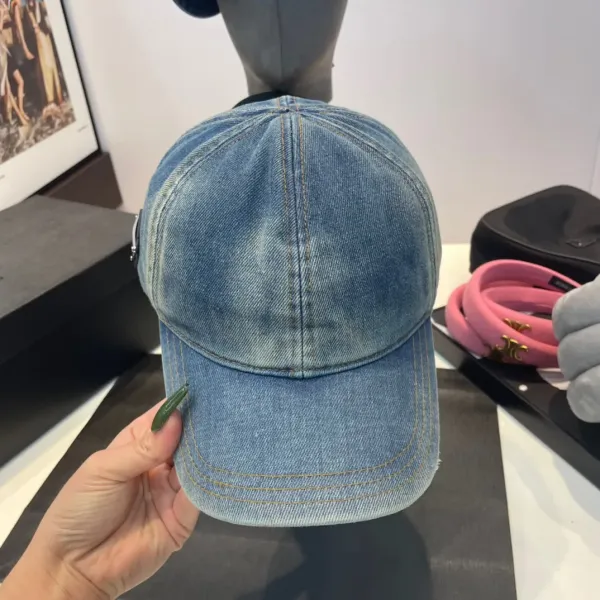 【2026】PRADA 春夏向けのタイダイデニムベースボールキャップとバケットハット