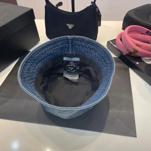 【2026】PRADA 春夏向けのタイダイデニムベースボールキャップとバケットハット