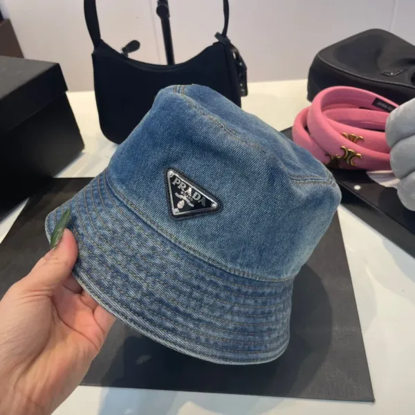 【2026】PRADA 春夏向けのタイダイデニムベースボールキャップとバケットハット
