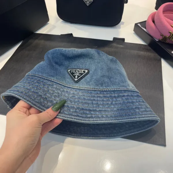 【2026】PRADA 春夏向けのタイダイデニムベースボールキャップとバケットハット