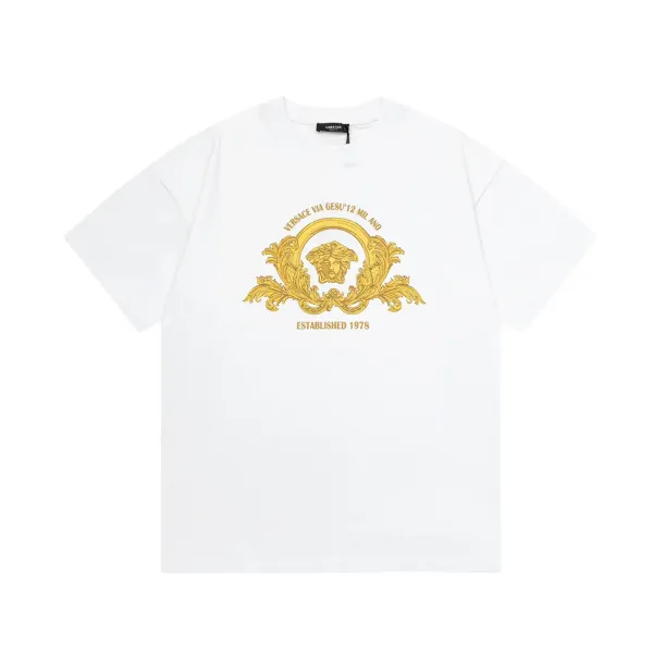 【2026】【VERSACE 公式旗艦店】ヴェルサーチ Tシャツ ご好評に付き再入荷!250218 【2026】【VERSACE 公式旗艦店】ヴェルサーチ Tシャツ ご好評に付き再入荷!250218