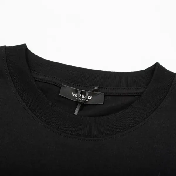 【2026】【VERSACE 公式旗艦店】ヴェルサーチ Tシャツ ご好評に付き再入荷!250218 【2026】【VERSACE 公式旗艦店】ヴェルサーチ Tシャツ ご好評に付き再入荷!250218