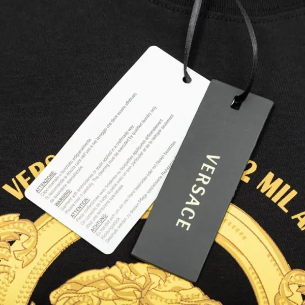 【2026】【VERSACE 公式旗艦店】ヴェルサーチ Tシャツ ご好評に付き再入荷!250218 【2026】【VERSACE 公式旗艦店】ヴェルサーチ Tシャツ ご好評に付き再入荷!250218