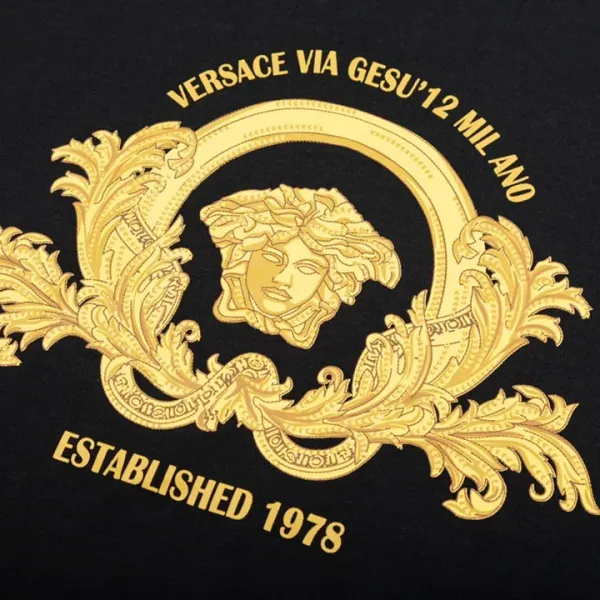 【2026】【VERSACE 公式旗艦店】ヴェルサーチ Tシャツ ご好評に付き再入荷!250218 【2026】【VERSACE 公式旗艦店】ヴェルサーチ Tシャツ ご好評に付き再入荷!250218