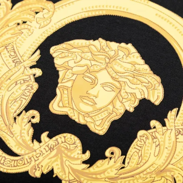 【2026】【VERSACE 公式旗艦店】ヴェルサーチ Tシャツ ご好評に付き再入荷!250218 【2026】【VERSACE 公式旗艦店】ヴェルサーチ Tシャツ ご好評に付き再入荷!250218
