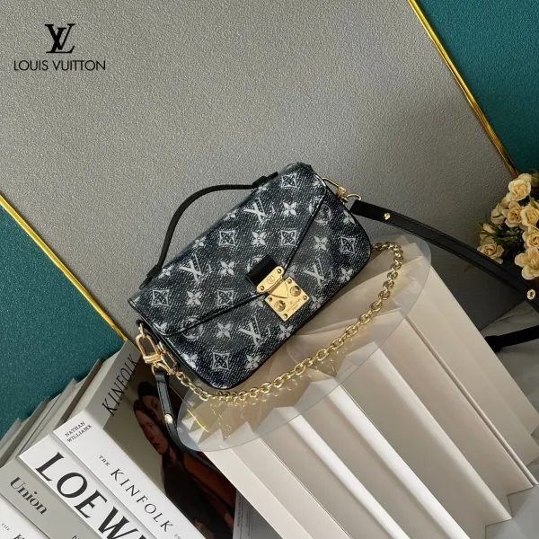 【2026】LV【LOUIS VUITTON 公式旗艦店】ルイヴィトン  斜めがけバッグ 当日出荷 好評に付き再入荷！21.5*6*13.5CM  240911