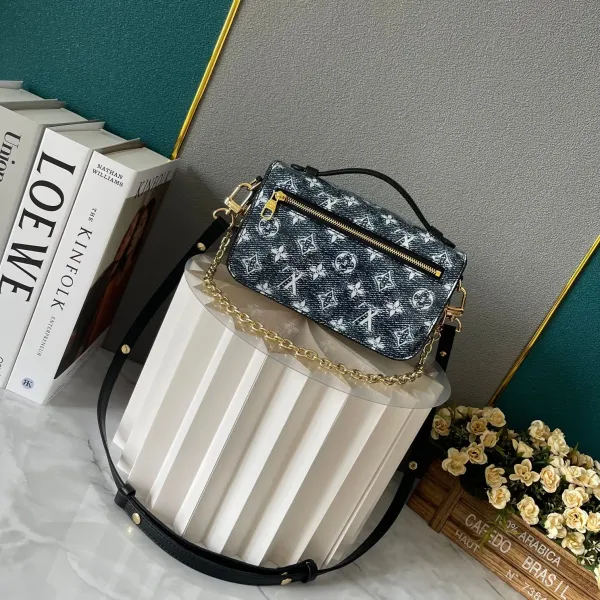 【2026】LV【LOUIS VUITTON 公式旗艦店】ルイヴィトン  斜めがけバッグ 当日出荷 好評に付き再入荷！21.5*6*13.5CM  240911