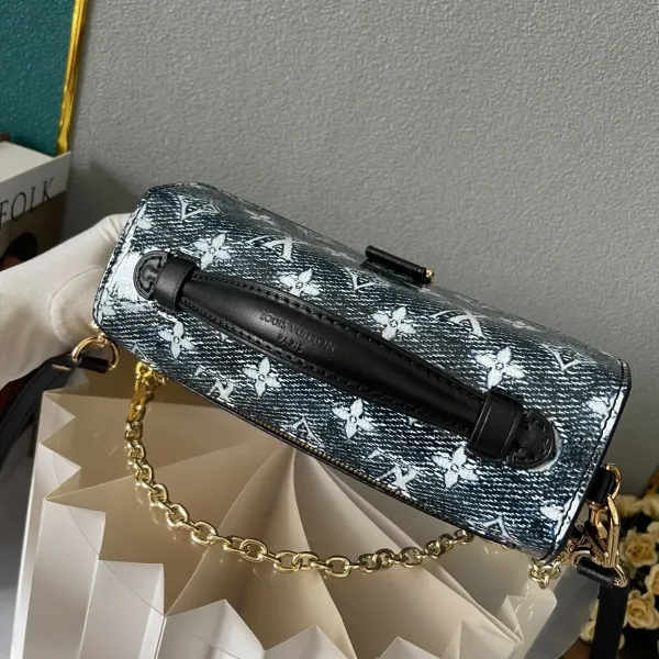 【2026】LV【LOUIS VUITTON 公式旗艦店】ルイヴィトン  斜めがけバッグ 当日出荷 好評に付き再入荷！21.5*6*13.5CM  240911