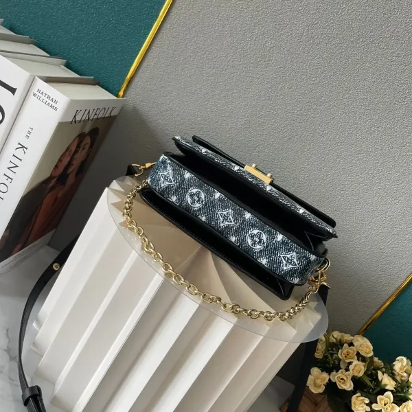 【2026】LV【LOUIS VUITTON 公式旗艦店】ルイヴィトン  斜めがけバッグ 当日出荷 好評に付き再入荷！21.5*6*13.5CM  240911