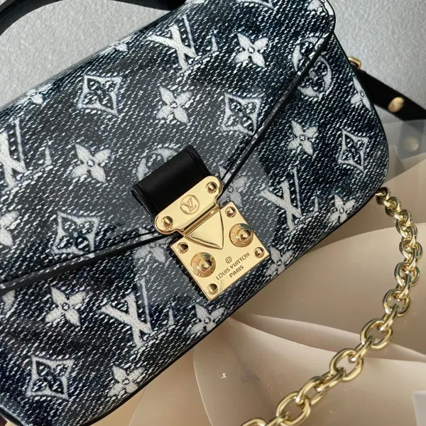 【2026】LV【LOUIS VUITTON 公式旗艦店】ルイヴィトン  斜めがけバッグ 当日出荷 好評に付き再入荷！21.5*6*13.5CM  240911