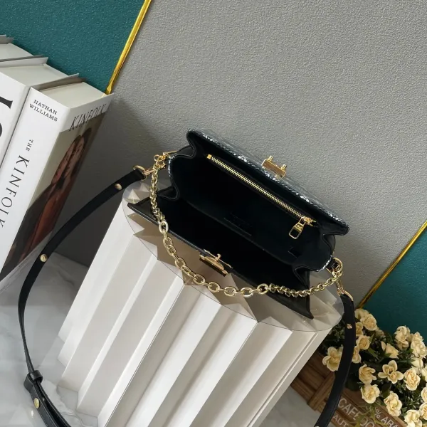 【2026】LV【LOUIS VUITTON 公式旗艦店】ルイヴィトン  斜めがけバッグ 当日出荷 好評に付き再入荷！21.5*6*13.5CM  240911