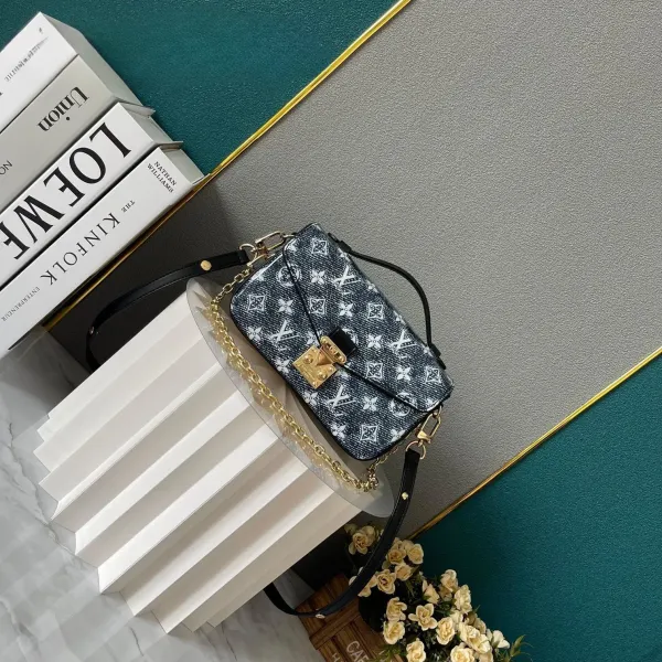【2026】LV【LOUIS VUITTON 公式旗艦店】ルイヴィトン  斜めがけバッグ 当日出荷 好評に付き再入荷！21.5*6*13.5CM  240911