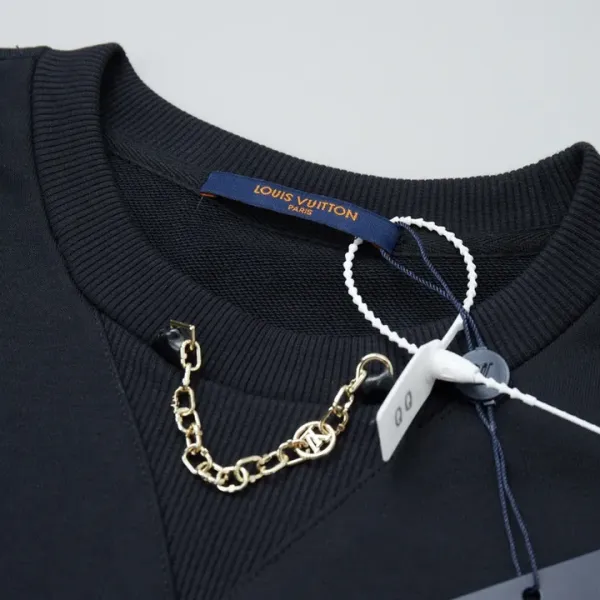 【2026】LV 【LOUIS VUITTON 公式旗艦店】ルイヴィトン 丸首の衛衣 スウェット ご好評に付き再入荷 240902 【2026】LV 【LOUIS VUITTON 公式旗艦店】ルイヴィトン 丸首の衛衣 スウェット ご好評に付き再入荷 240902