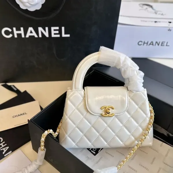 【2026】【CHANEL 公式旗艦店】シャネル 斜めがけバッグ 当日出荷 好評に付き再入荷！19*12CM  240723