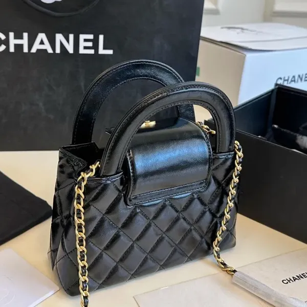 【2026】【CHANEL 公式旗艦店】シャネル 斜めがけバッグ 当日出荷 好評に付き再入荷！19*12CM  240723