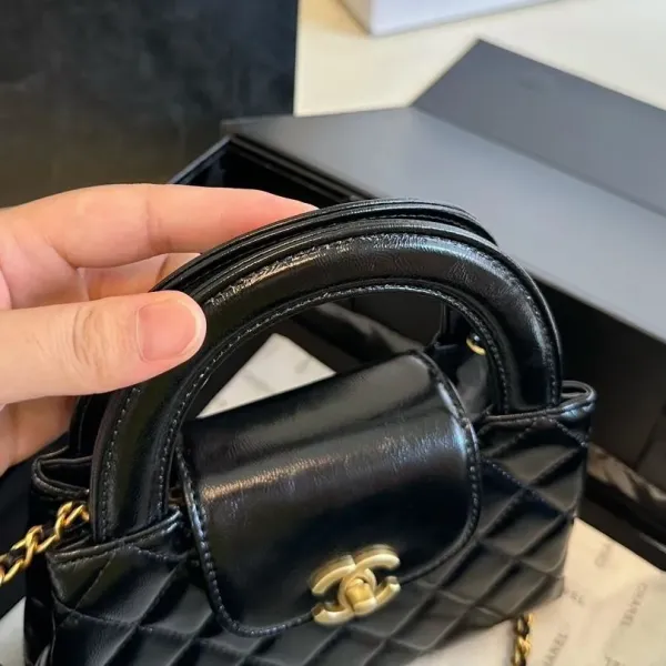 【2026】【CHANEL 公式旗艦店】シャネル 斜めがけバッグ 当日出荷 好評に付き再入荷！19*12CM  240723