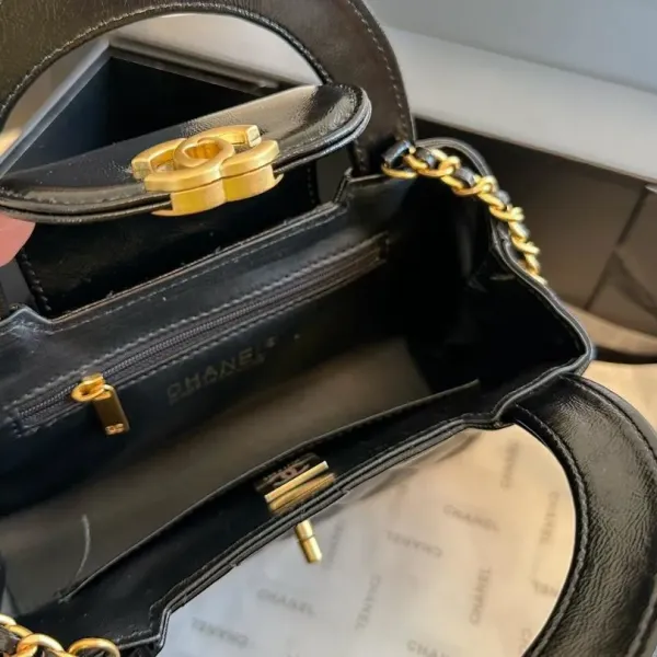 【2026】【CHANEL 公式旗艦店】シャネル 斜めがけバッグ 当日出荷 好評に付き再入荷！19*12CM  240723