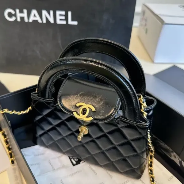 【2026】【CHANEL 公式旗艦店】シャネル 斜めがけバッグ 当日出荷 好評に付き再入荷！19*12CM  240723