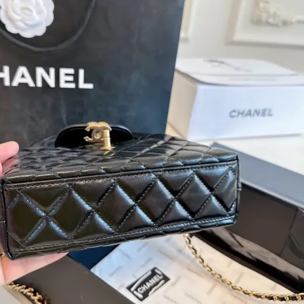 【2026】【CHANEL 公式旗艦店】シャネル 斜めがけバッグ 当日出荷 好評に付き再入荷！19*12CM  240723