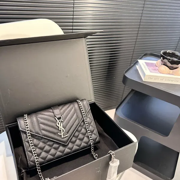 【2026】【YSL SAINT LAURENT 公式旗艦店】サンローラン   斜めがけバッグ 当日出荷 好評に付き再入荷！21*15CM  240722