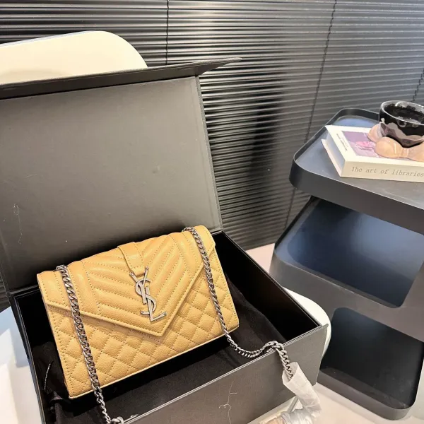 【2026】【YSL SAINT LAURENT 公式旗艦店】サンローラン   斜めがけバッグ 当日出荷 好評に付き再入荷！21*15CM  240722