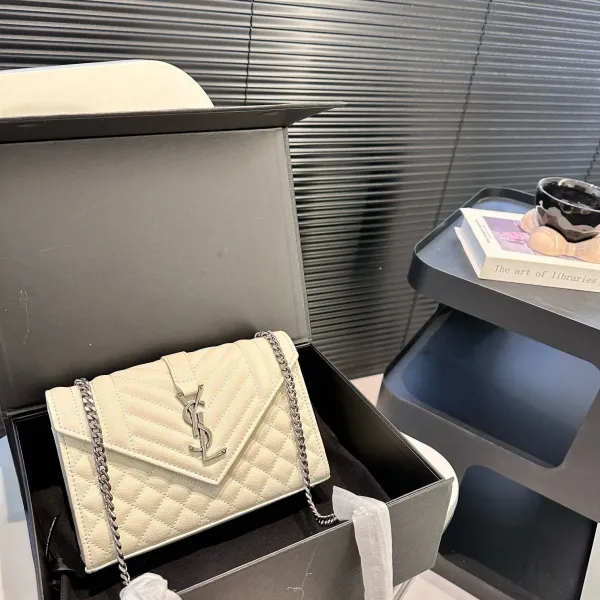 【2026】【YSL SAINT LAURENT 公式旗艦店】サンローラン   斜めがけバッグ 当日出荷 好評に付き再入荷！21*15CM  240722