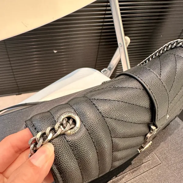 【2026】【YSL SAINT LAURENT 公式旗艦店】サンローラン   斜めがけバッグ 当日出荷 好評に付き再入荷！21*15CM  240722