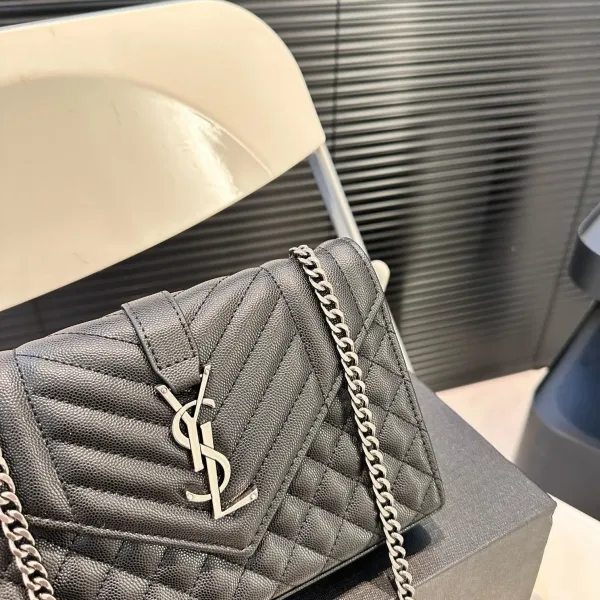 【2026】【YSL SAINT LAURENT 公式旗艦店】サンローラン   斜めがけバッグ 当日出荷 好評に付き再入荷！21*15CM  240722