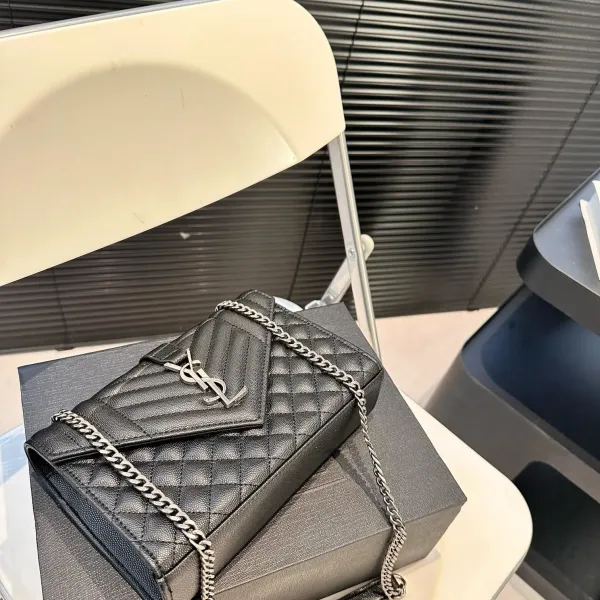 【2026】【YSL SAINT LAURENT 公式旗艦店】サンローラン   斜めがけバッグ 当日出荷 好評に付き再入荷！21*15CM  240722