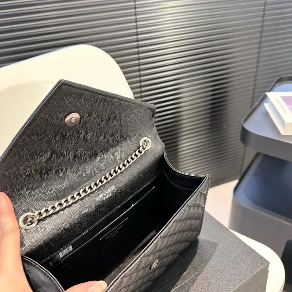 【2026】【YSL SAINT LAURENT 公式旗艦店】サンローラン   斜めがけバッグ 当日出荷 好評に付き再入荷！21*15CM  240722
