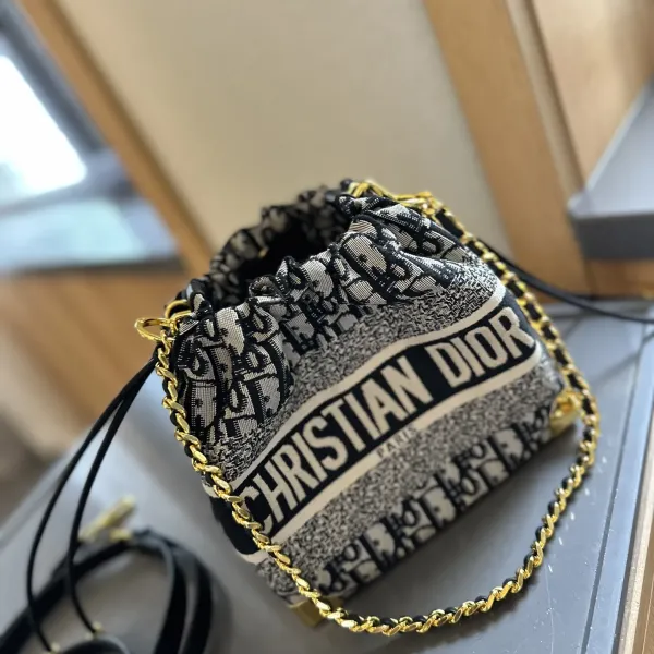 【2026】【YSL SAINT LAURENT 公式旗艦店】サンローラン   斜めがけバッグ 当日出荷 好評に付き再入荷！25*5*13CM  240722