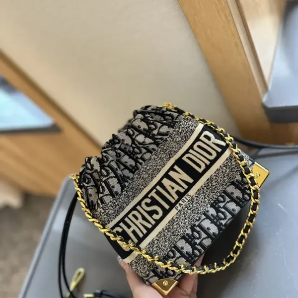 【2026】【YSL SAINT LAURENT 公式旗艦店】サンローラン   斜めがけバッグ 当日出荷 好評に付き再入荷！25*5*13CM  240722