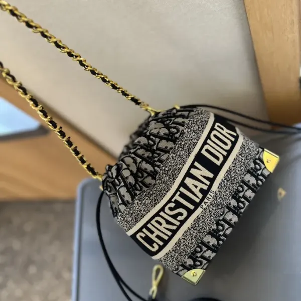 【2026】【YSL SAINT LAURENT 公式旗艦店】サンローラン   斜めがけバッグ 当日出荷 好評に付き再入荷！25*5*13CM  240722