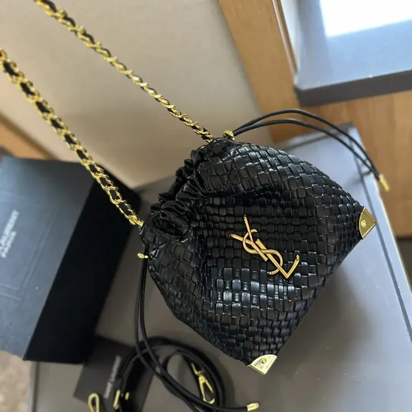【2026】【YSL SAINT LAURENT 公式旗艦店】サンローラン   斜めがけバッグ 当日出荷 好評に付き再入荷！25*5*13CM  240722