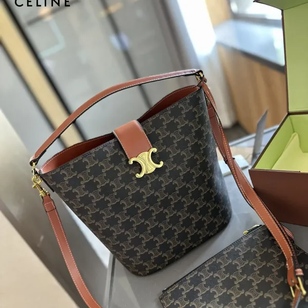 【2026】【CELINE 公式旗艦店】セリーヌ 斜めがけバッグ 当日出荷 好評に付き再入荷!18*22CM 1240723 【2026】【CELINE 公式旗艦店】セリーヌ 斜めがけバッグ 当日出荷 好評に付き再入荷!18*22CM 1240723