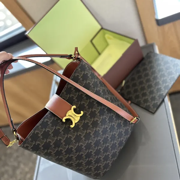 【2026】【CELINE 公式旗艦店】セリーヌ 斜めがけバッグ 当日出荷 好評に付き再入荷!18*22CM 1240723 【2026】【CELINE 公式旗艦店】セリーヌ 斜めがけバッグ 当日出荷 好評に付き再入荷!18*22CM 1240723