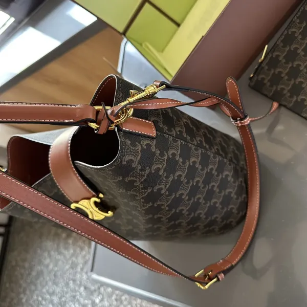 【2026】【CELINE 公式旗艦店】セリーヌ 斜めがけバッグ 当日出荷 好評に付き再入荷!18*22CM 1240723 【2026】【CELINE 公式旗艦店】セリーヌ 斜めがけバッグ 当日出荷 好評に付き再入荷!18*22CM 1240723