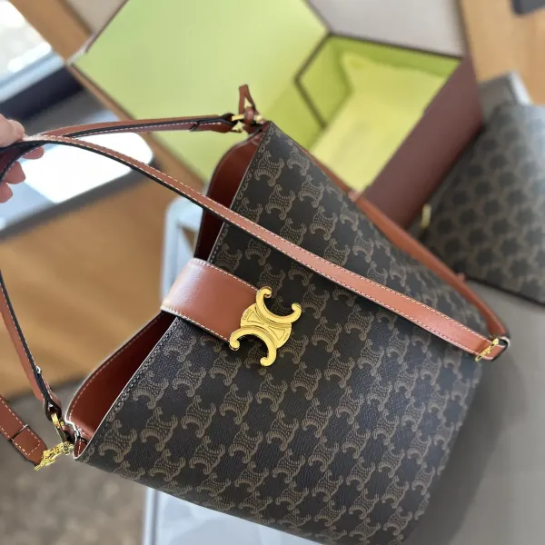 【2026】【CELINE 公式旗艦店】セリーヌ 斜めがけバッグ 当日出荷 好評に付き再入荷!18*22CM 1240723 【2026】【CELINE 公式旗艦店】セリーヌ 斜めがけバッグ 当日出荷 好評に付き再入荷!18*22CM 1240723