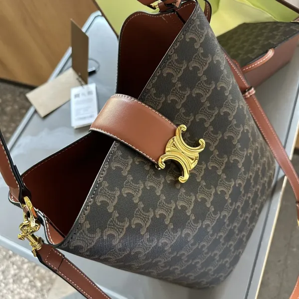 【2026】【CELINE 公式旗艦店】セリーヌ 斜めがけバッグ 当日出荷 好評に付き再入荷!18*22CM 1240723 【2026】【CELINE 公式旗艦店】セリーヌ 斜めがけバッグ 当日出荷 好評に付き再入荷!18*22CM 1240723