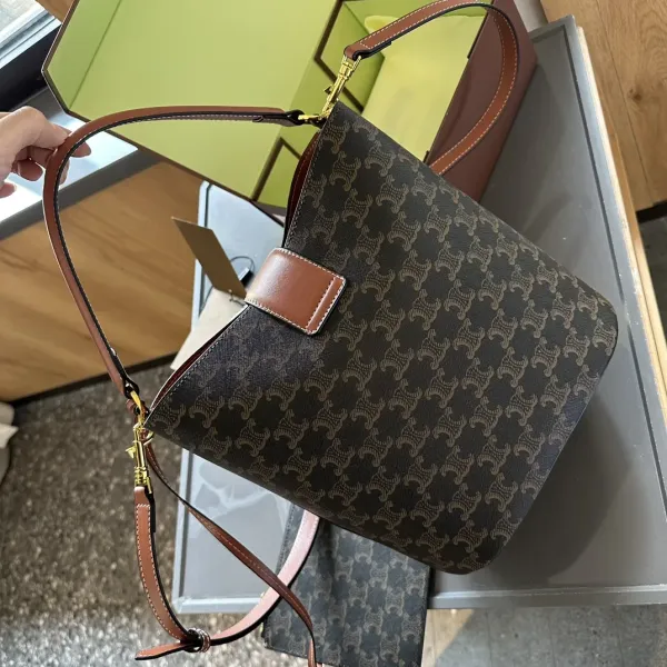 【2026】【CELINE 公式旗艦店】セリーヌ 斜めがけバッグ 当日出荷 好評に付き再入荷!18*22CM 1240723 【2026】【CELINE 公式旗艦店】セリーヌ 斜めがけバッグ 当日出荷 好評に付き再入荷!18*22CM 1240723