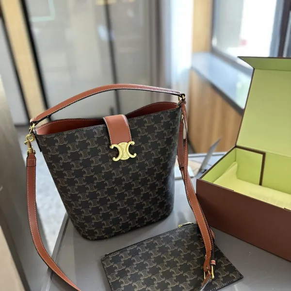 【2026】【CELINE 公式旗艦店】セリーヌ 斜めがけバッグ 当日出荷 好評に付き再入荷!18*22CM 1240723 【2026】【CELINE 公式旗艦店】セリーヌ 斜めがけバッグ 当日出荷 好評に付き再入荷!18*22CM 1240723
