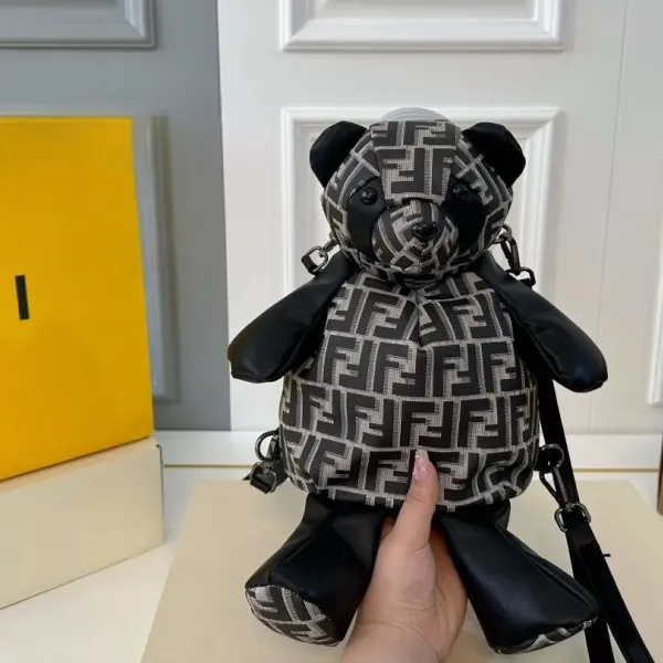 【2026】【FENDI  公式旗艦店】フェンディ  リュックサック  当日出荷 好評に付き再入荷！17*30CM  240720