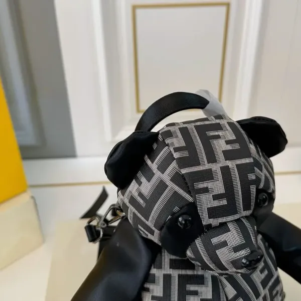 【2026】【FENDI  公式旗艦店】フェンディ  リュックサック  当日出荷 好評に付き再入荷！17*30CM  240720