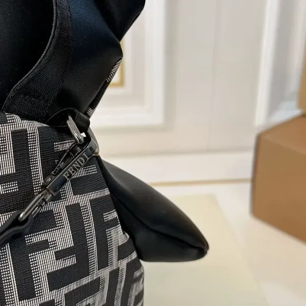 【2026】【FENDI  公式旗艦店】フェンディ  リュックサック  当日出荷 好評に付き再入荷！17*30CM  240720