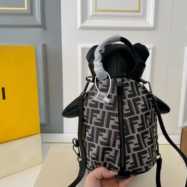 【2026】【FENDI  公式旗艦店】フェンディ  リュックサック  当日出荷 好評に付き再入荷！17*30CM  240720