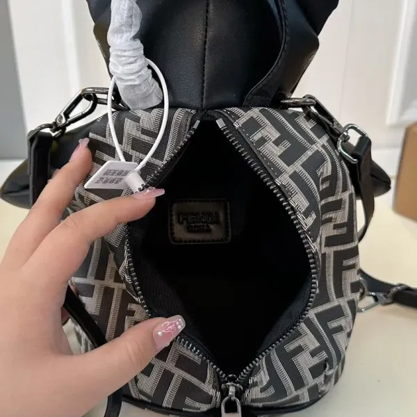 【2026】【FENDI  公式旗艦店】フェンディ  リュックサック  当日出荷 好評に付き再入荷！17*30CM  240720
