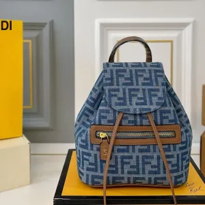 【2026】【FENDI  公式旗艦店】フェンディ  リュックサック  当日出荷 好評に付き再入荷！21*24CM  240720