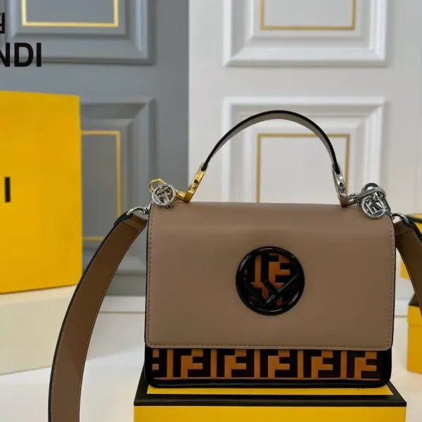 【2026】【FENDI  公式旗艦店】フェンディ 斜めがけバッグ  当日出荷 好評に付き再入荷！25*18CM  240720